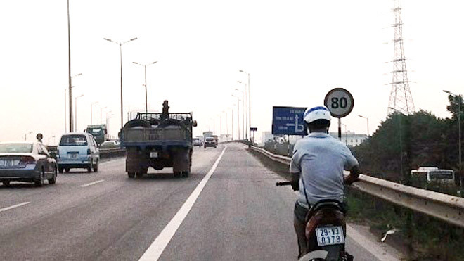 Xe máy ngang nhiên đi trên đường cao tốc trên cao. Ảnh: Quang Tùng