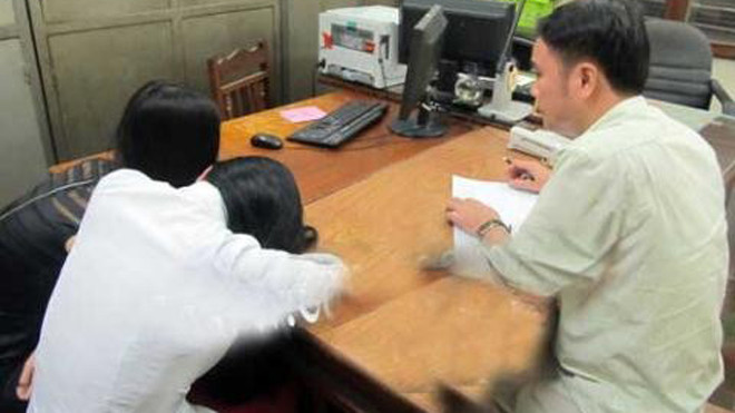 Hai người đẹp tại trụ sở công an