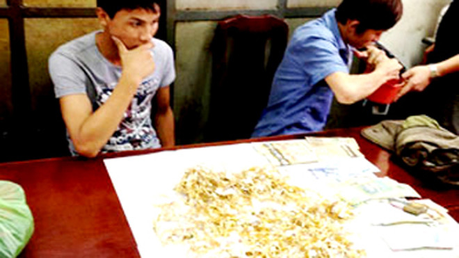 Hai nghi can Long, Ánh cùng tang vật. Ảnh từ video clip do cơ quan công an cung cấp