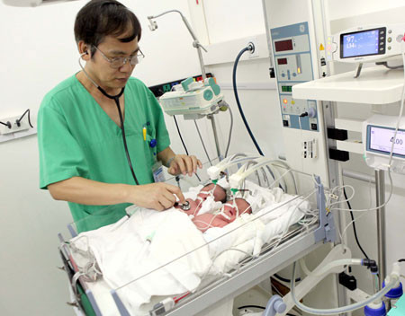 TS Lợi khám cho các bé trong ca sinh tư. Ảnh: T.A