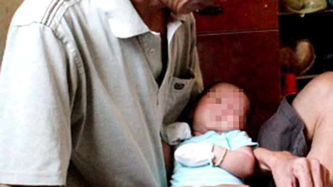 Bé T. đã được người thân đưa về nhà an toàn. Ảnh: T.Dũng