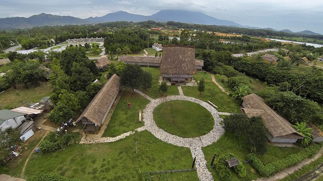 Một góc làng văn hóa du lịch các dân tộc Việt Nam tại Đồng Mô (Hà Nội) - nơi từng được tổ chức lễ khai trương tưng bừng hồi tháng 10/2010, và đón du khách mọi miền về tham quan nhân đại lễ kỷ niệm 1000 năm Thăng Long - Hà Nội