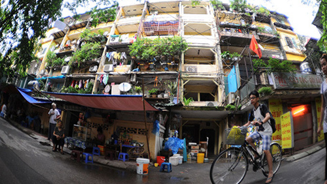 Thứ trưởng Bộ Xây dựng Lê Quang Hùng yêu cầu cơ quan chuyên môn của Bộ sớm công bố kết quả kiểm định chất lượng nhà C8 Giảng Võ, Hà Nội để có giải pháp thực hiện cải tạo xây dựng lại chung cư cũ này. Ảnh: Giang Huy