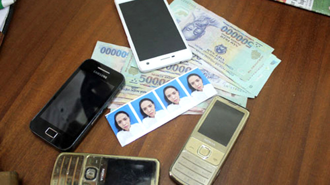 Tiền tang vật và điện thoại cảnh sát thu tại phòng trọ của Hoài. Ảnh: Hải Bình