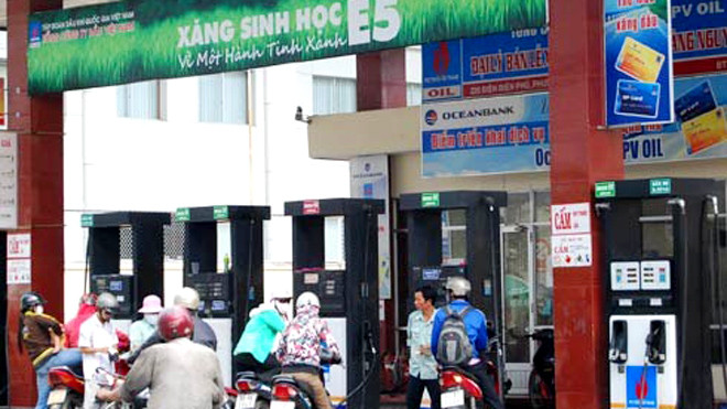 Hà Nội phấn đấu toàn bộ các cửa hàng xăng dầu trên địa bàn sẽ bán xăng sinh học E5 vào cuối năm 2015. Ảnh: Kiên Cường