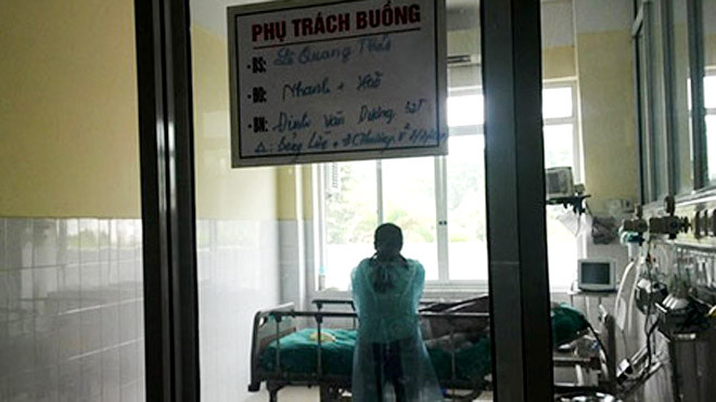 Trung úy Đinh Văn Dương đã tỉnh lại và được điều trị trong Viện bỏng Quốc gia. Ảnh: Thành An