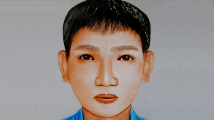 Họa sĩ phác họa chân dung hung thủ qua mô tả của những người từng tiếp xúc với anh ta. Ảnh: Công an tỉnh Quảng Ngãi