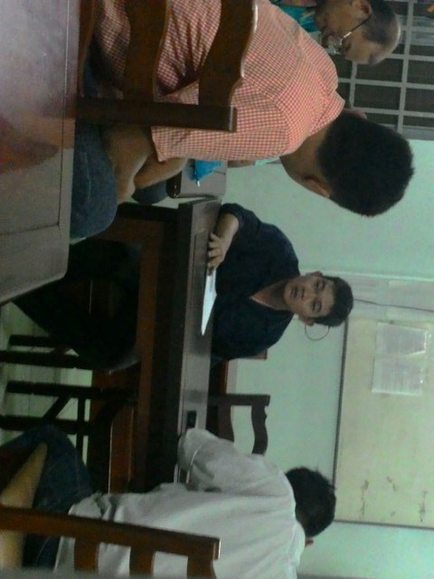 Nghi can Đỗ Thanh Tú đang được các điều tra viên lấy lời khai