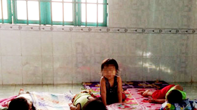 Các cháu bé ngủ trưa trên nền nhà tại điểm giữ trẻ của cô Thời trưa 17/11