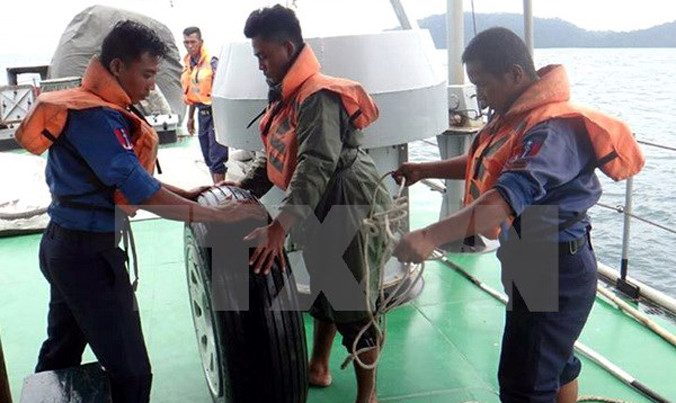 Lực lượng cứu hộ vớt được một chiếc bánh xe của máy bay quân sự bị mất tích ở ngoài khơi tỉnh Launglon ngày 8/6. Ảnh: THX/TTXVN.