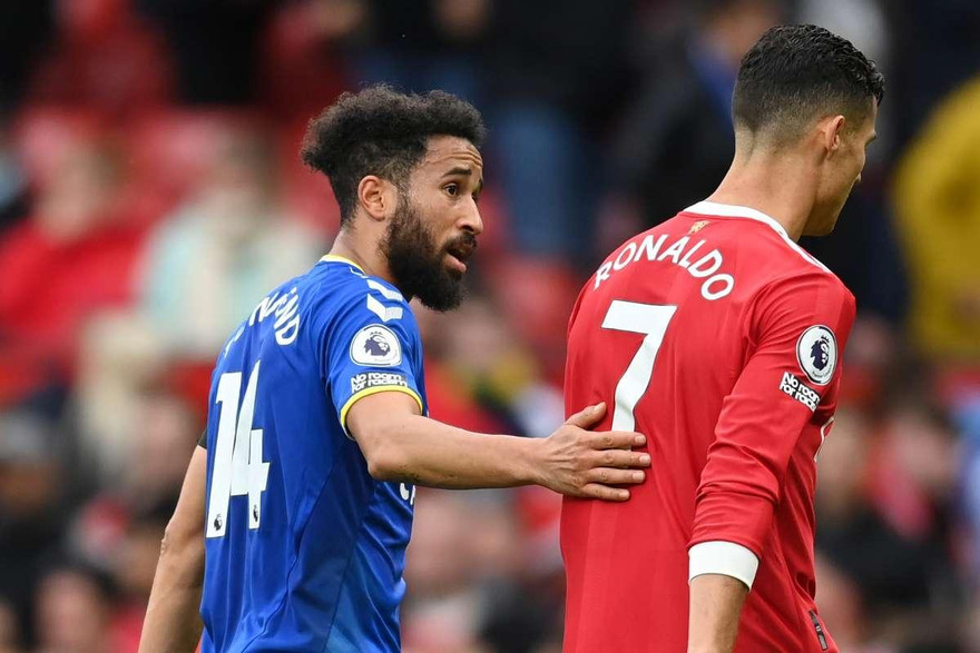 Ronaldo giận dỗi, Andros Townsend cần 'tứ cố thảo lư' xin mới đổi được áo