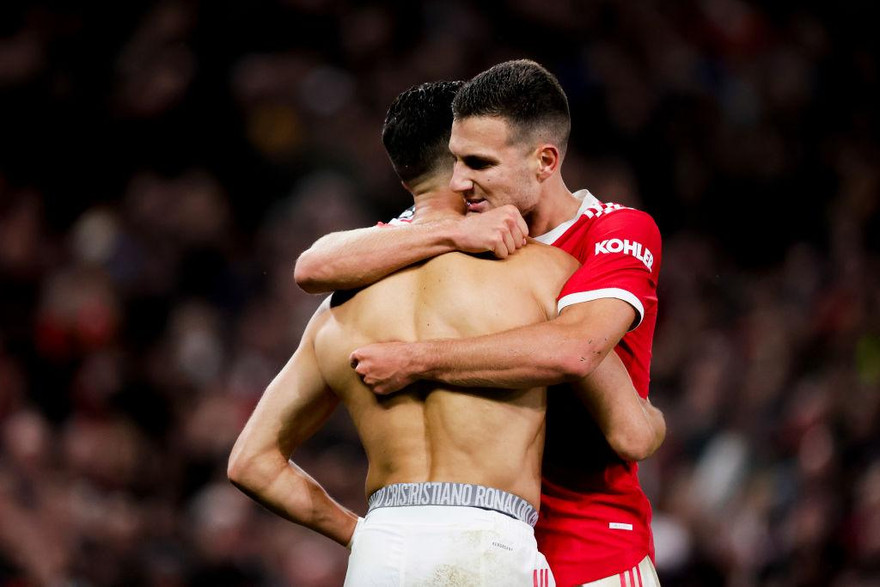 MU 'chi viện' sao trẻ cứu Mourinho