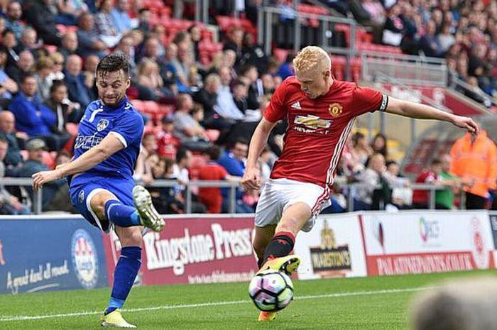 Klok từng cùng Oldham đối đầu Manchester United