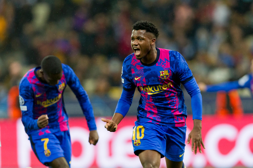 Giành 3 điểm trước 'kho điểm' Kiev, Barca mở ra cánh cửa đi tiếp