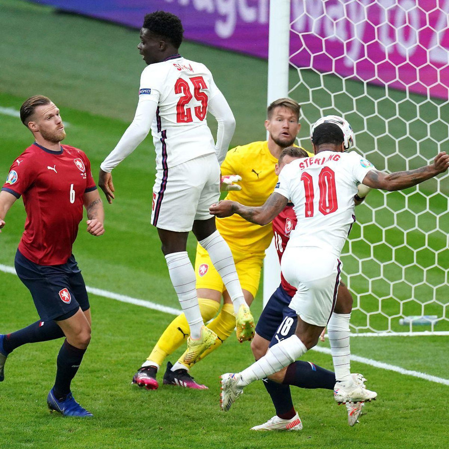 VIDEO: Sterling tái lập thành tích ghi bàn của Rooney sau 17 năm