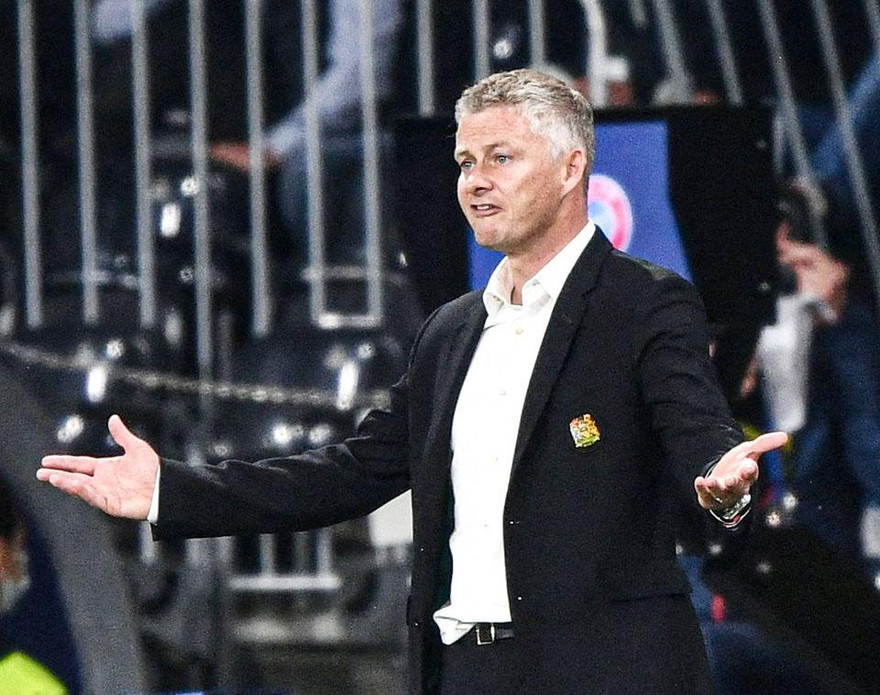 HLV MU vừa bực vì mắc sai lầm, vừa tức vì trọng tài