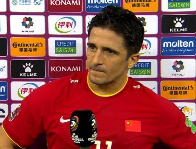 Bỏ lỡ cơ hội ngon ăn, tiền đạo nhập tịch của tuyển Trung Quốc phải xin lỗi CĐV