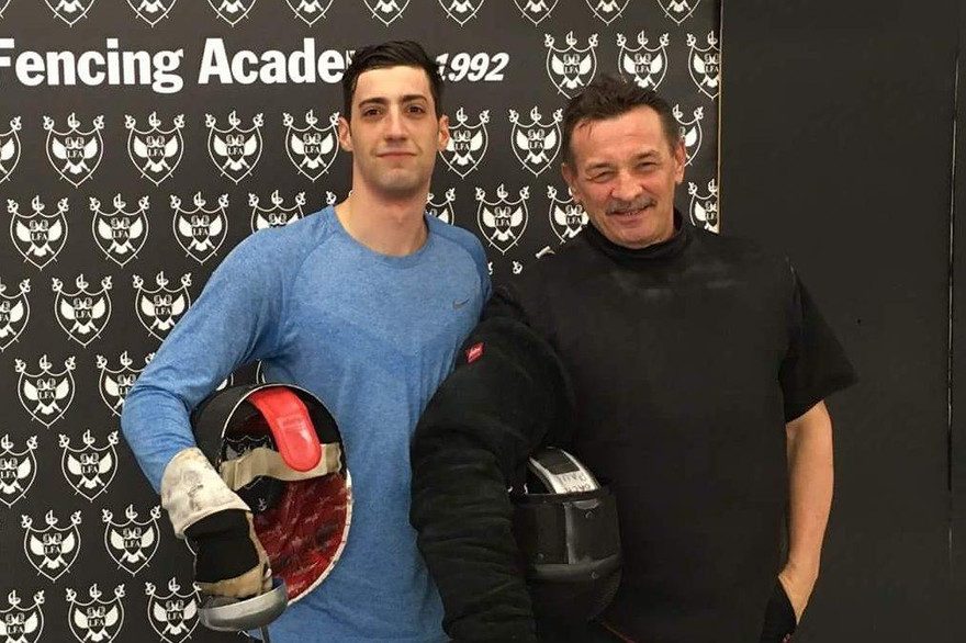 VĐV đấu kiếm Hadzic (trái)