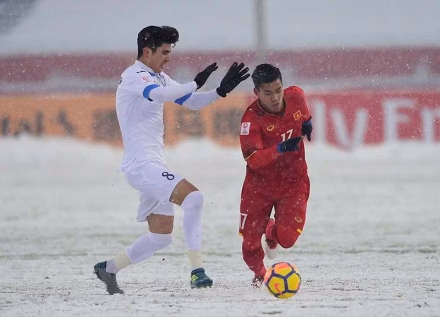 Yakhshiboev (trái) ở chung kết U23 châu Á