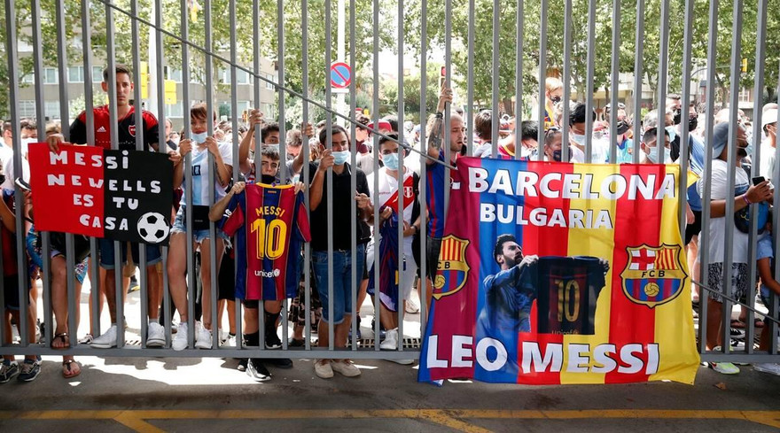 Lionel Mesi chơi trò ú tim, fan PSG lẫn Barca phát cuồng 