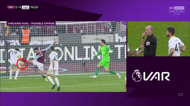 Bị VAR từ chối bàn thắng, tiền vệ của Leeds bị ví là 'đen đủi nhất mọi thời đại'