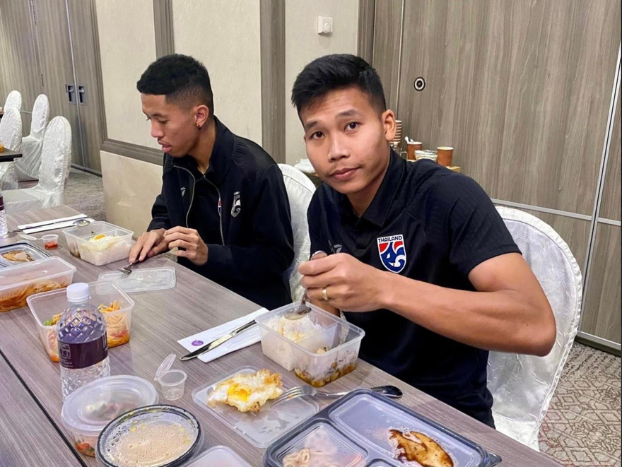 Như đội tuyển Việt Nam, Thái Lan khoe cũng được người hâm mộ tiếp tế