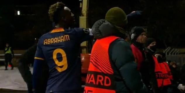 CĐV Roma đấu khẩu với cầu thủ, tố Mourinho cố tình thua để chạy sang Newcastle