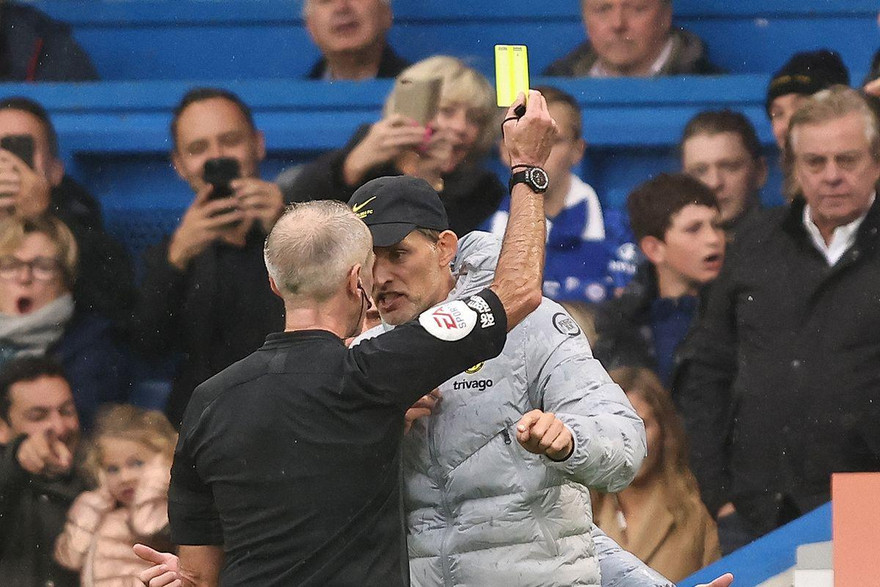 HLV Chelsea cay cú vì VAR, nhận ngay thẻ vàng