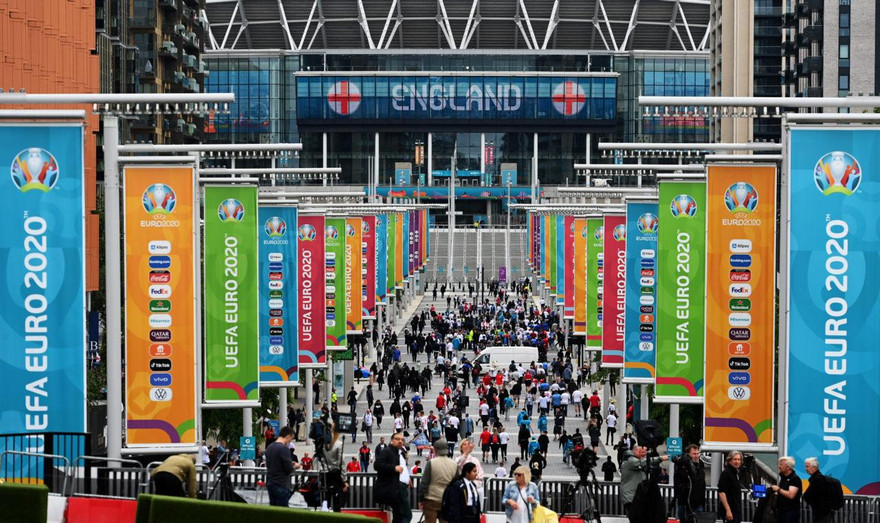 Tuyển Anh nhận án phạt nặng vì fan