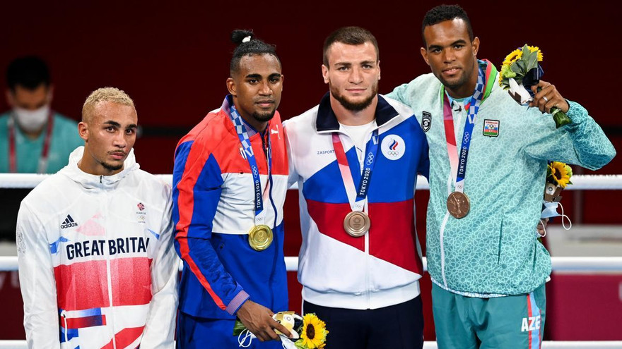 Ấm ức vì thua trận, tay đấm người Anh gây sốc lúc nhận huy chương