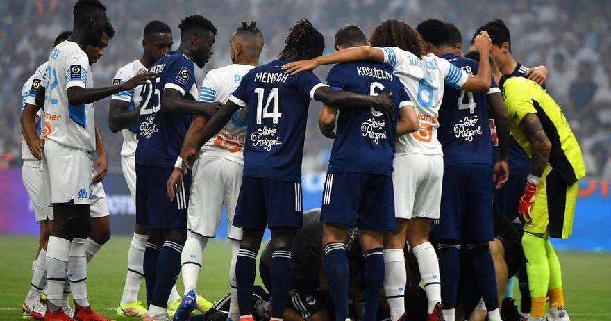 Cầu thủ Ligue 1 đột quỵ trên sân