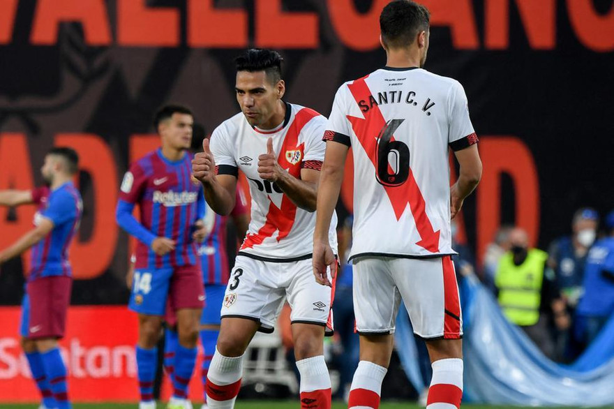 Cựu tiền đạo của MU nhấn chìm Barca vào khủng hoảng