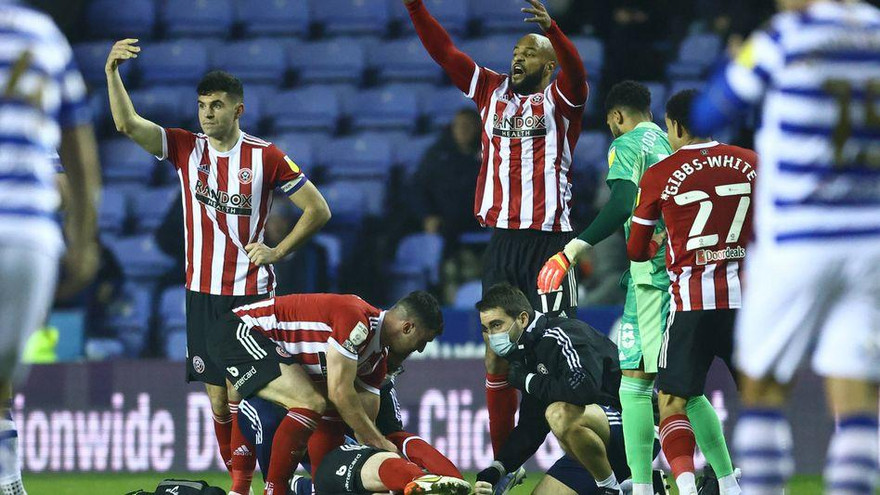 Cựu sao Ngoại hạng Anh đổ gục xuống sân như Eriksen