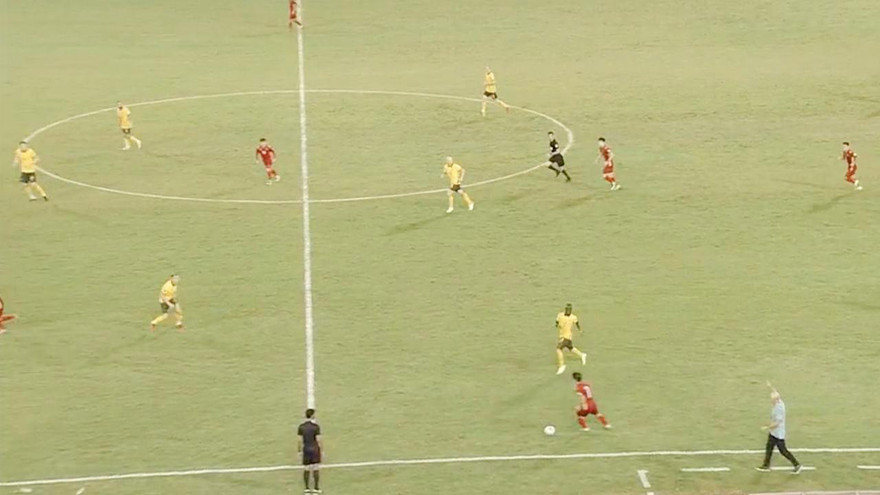 Bình luận viên Australia chê mặt cỏ sân Mỹ Đình như bãi chăn bò