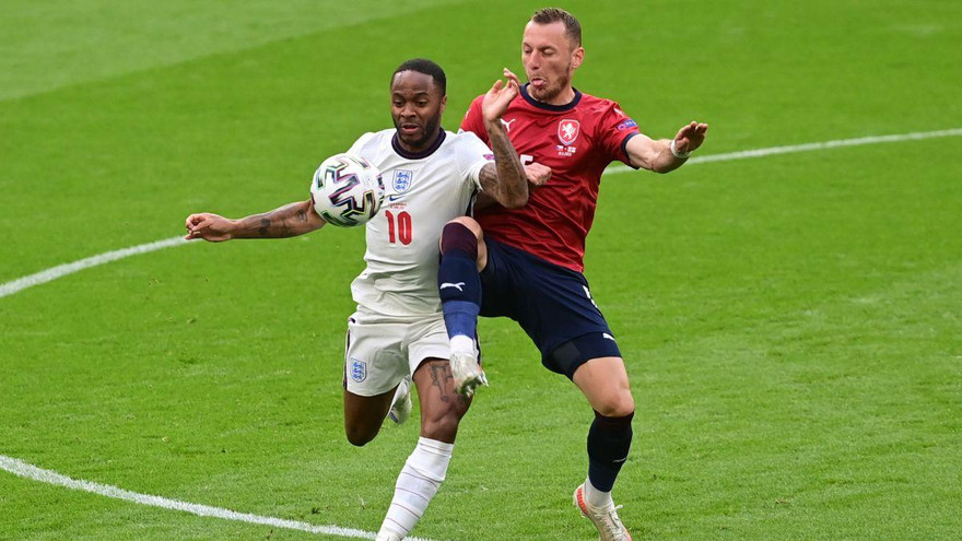 Hạ Czech, Anh tiến vào vòng 1/8 với ngôi đầu