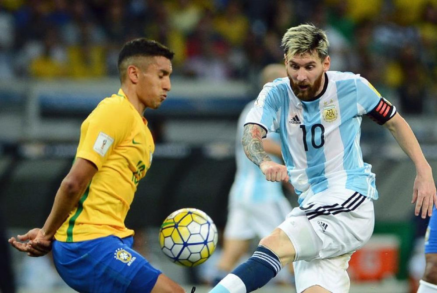 Marquinhos (trái) gây tranh cãi khi chung cuộc đua với Messi