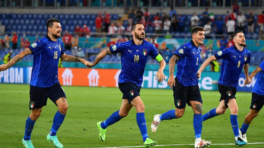 Dự bị lên tiếng, Italia nhọc nhằn vượt qua Áo