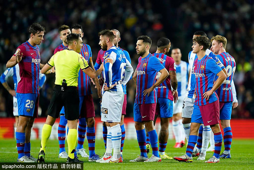 Barca thắng nhọc trong ngày ra mắt của Xavi 