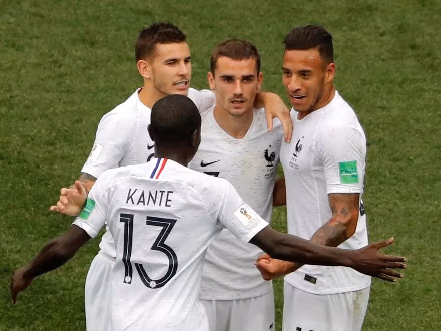 Lucas Hernandez (bìa trái) trong màu áo ĐT Pháp