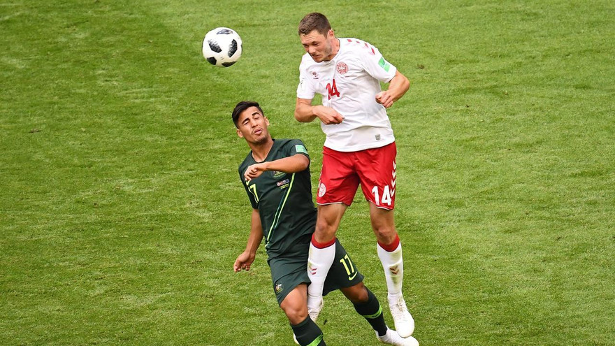 Arzani (trái) trong trận gặp Đan Mạch ở World Cup 2018