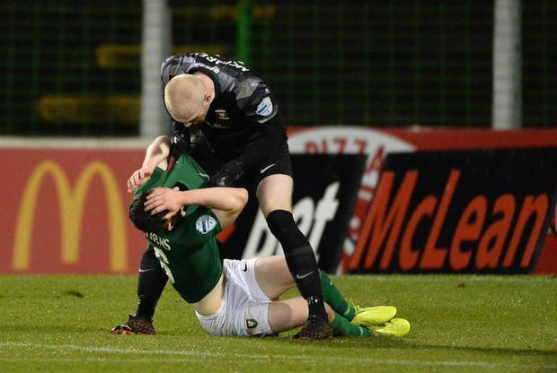 Bực mình vì nhận bàn thua, thủ môn lao lên đánh... đồng đội