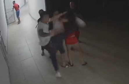 Hình ảnh cô gái bị hành hung tại sảnh căn hộ chung cư.