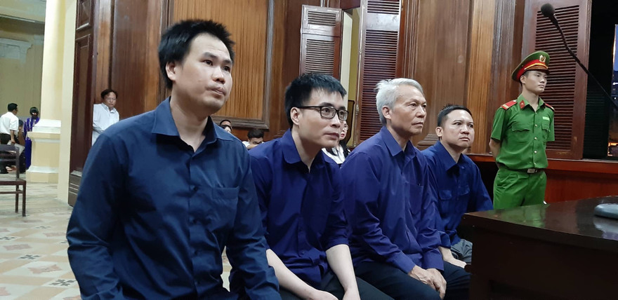 Các bị cáo tại phiên tòa chiều 22/10.