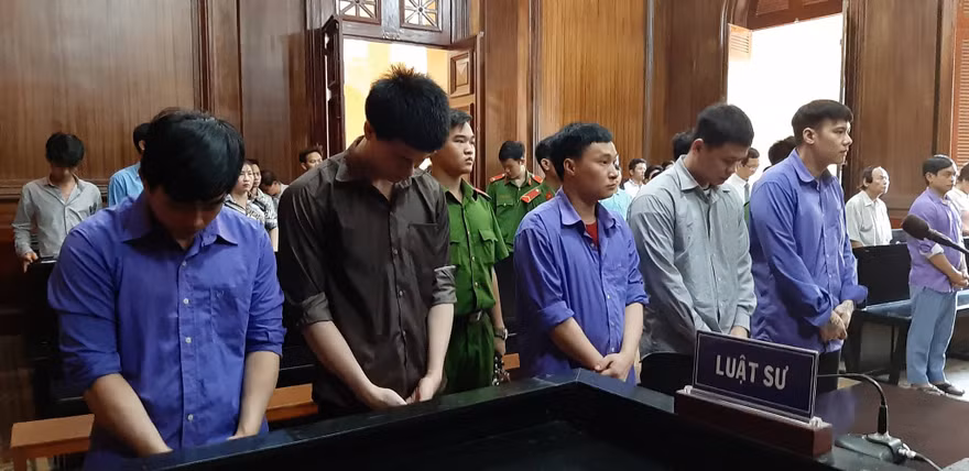 Các bị cáo tại tòa sáng nay 23/10.