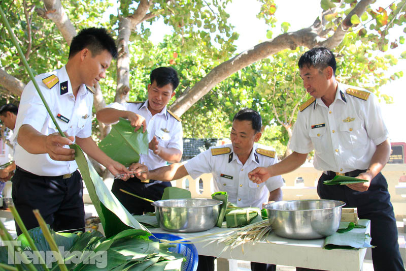 Ngoài những chiếc bánh chưng bình thường, ở Trường Sa còn gói bánh chưng bằng lá bàng vuông. 