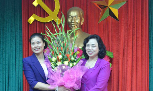 Phó Bí thư Thường trực Thành ủy Hà Nội Ngô Thị Thanh Hằng (phải) trao quyết định cho bà Bạch Liên Hương. Ảnh: Linh Vũ
