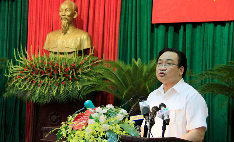 Bí thư Thành ủy Hà Nội Hoàng Trung Hải phát biểu tại hội nghị. Ảnh: Trường Phong