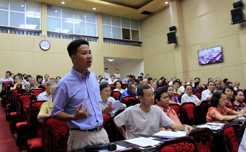 Một cử tri phát biểu tại hội nghị.