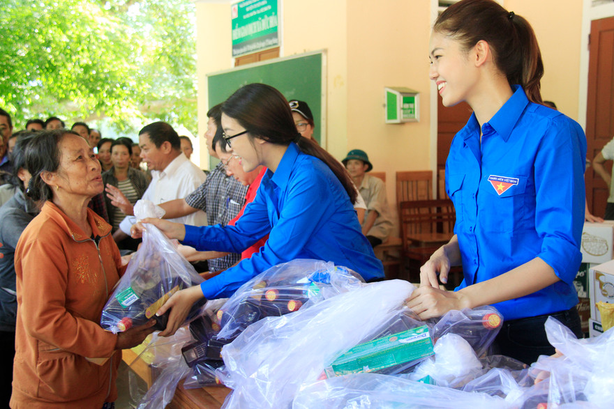 Hoa hậu Mỹ Linh, Á hậu Thanh Tú tặng quà người dân vùng lũ
