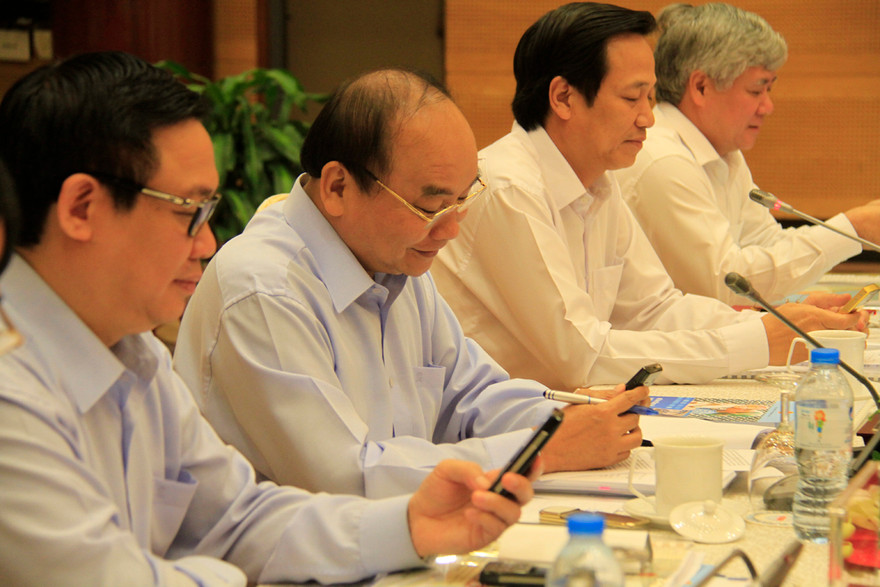 Thủ tướng Nguyễn Xuân Phúc, Phó Thủ tướng Vương Đình Huệ cùng các đại biểu nhắn tin ủng hộ người nghèo. Ảnh: Trường Phong